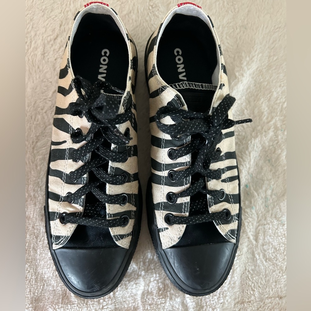 Custom zebra Converse size 7 M / 9 W